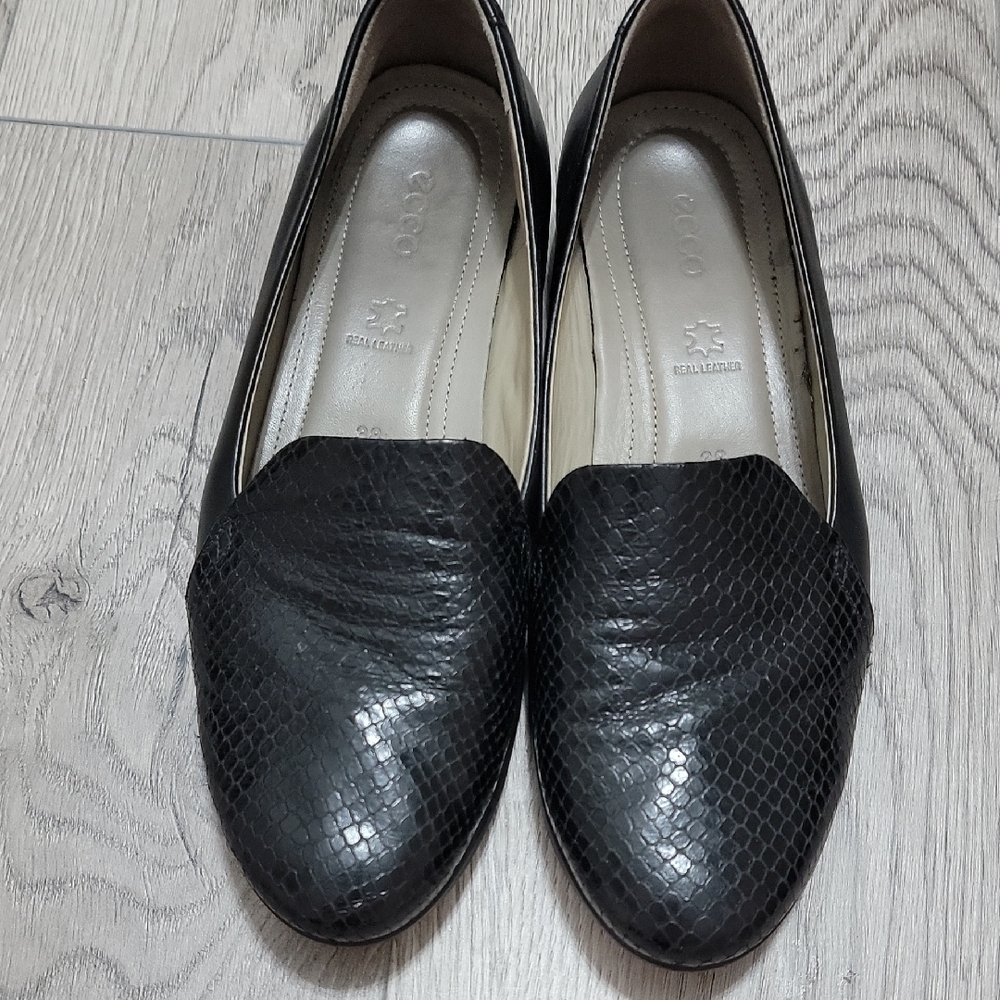 Ecco Textured Black Leather Flats
